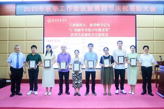 一群人站在一起AI 生成的内容可能不正确。