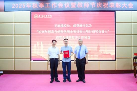 图片包含 室内, 站, 院子, 女人AI 生成的内容可能不正确。