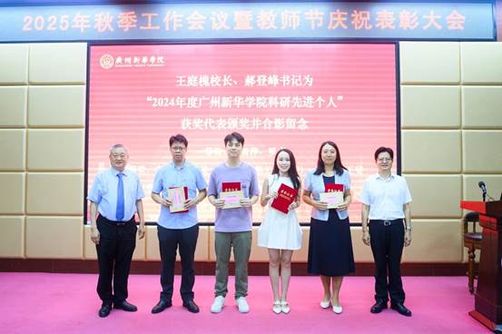 一群人站在屏幕前AI 生成的内容可能不正确。