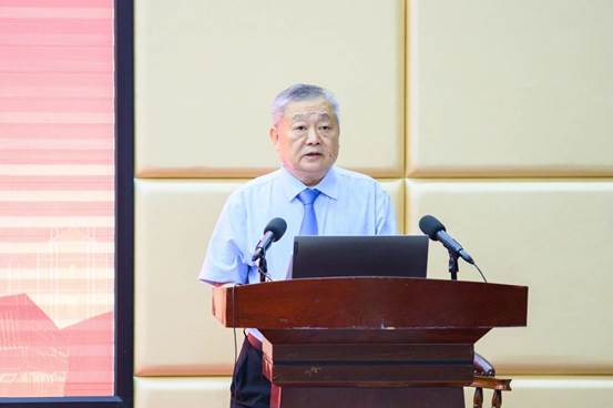 电脑前的人AI 生成的内容可能不正确。